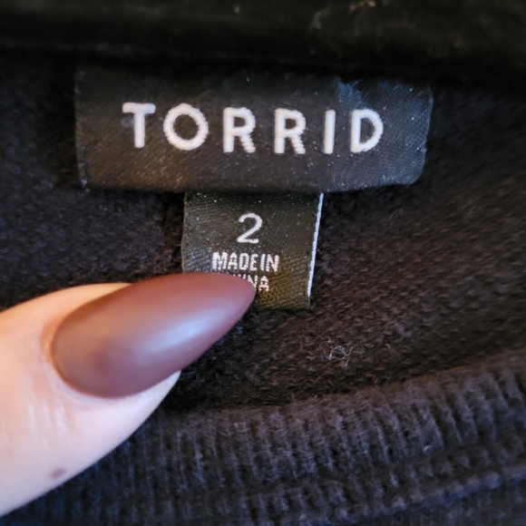 SOLD! TORRID distressed cold shoulder sweater size 2 - Picture 2 of 2